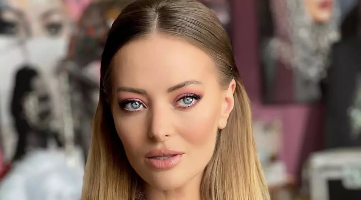 Cum a apărut Delia pe terasa casei sale. Artista și-a etalat perechea de adidași care au costat-o peste 6.000 de lei