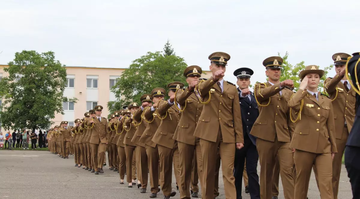 Militarii defilează în coloană în cadrul unui eveniment, august 2025