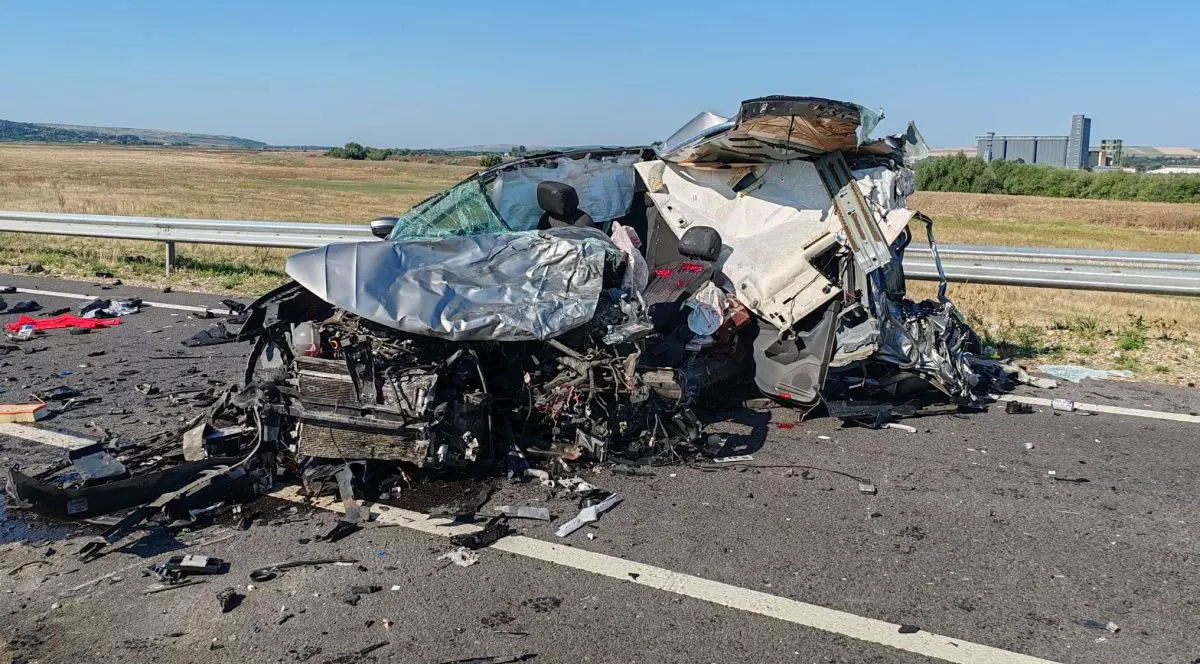 O mașină a fost transformată într-un morman de fiare, în urma unui accident produs pe un drum din județul Vaslui, august 2025