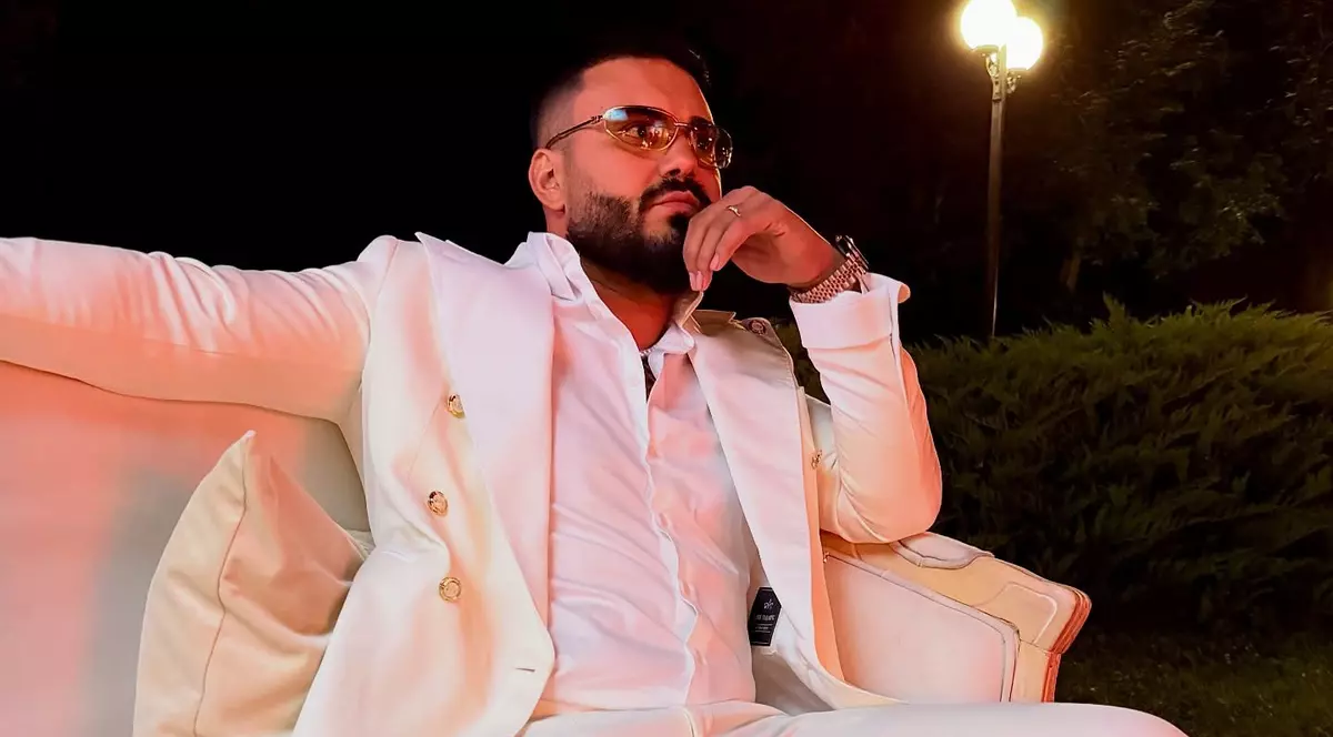 Jador a ajuns cu băiețelul lui la spital. Artistul a întârziat la un concert, dar a cerut scuze publicului care l-a așteptat. „Are fi-miu COVID, îmi pare rău”