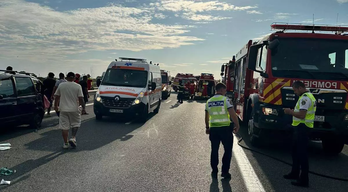 Imagine cu o autospecială de Pompieri, doi polițiști și mai multe ambulanțe. Fotografie realizată la locul unui accident produs pe A3, 19 august 2025