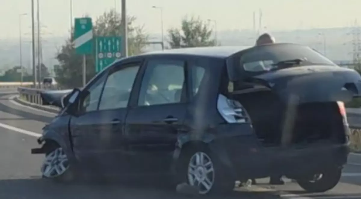 Mașina care a intrat într-un parapet pe A4