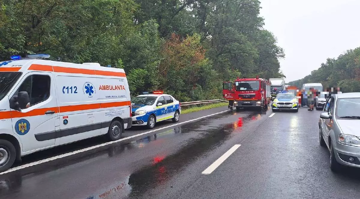 Mașina Ambulanței, Pompierilor și Poliției parcate pe marginea unei șosele umede