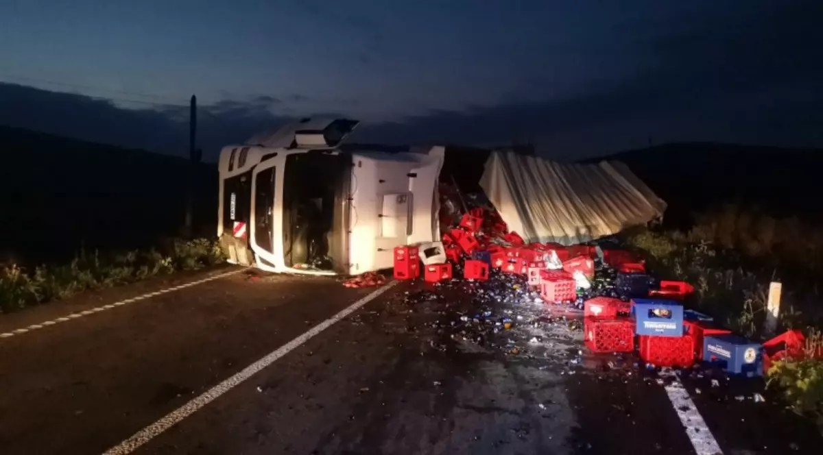 DN28 B, blocat după ce un camion cu bere s-a răsturnat.