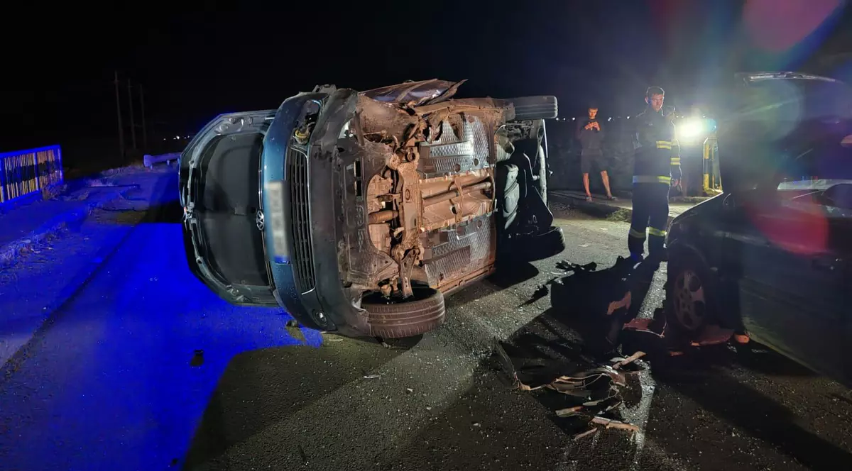 Mașină răsturnată pe un pod din Brăila după un accident.