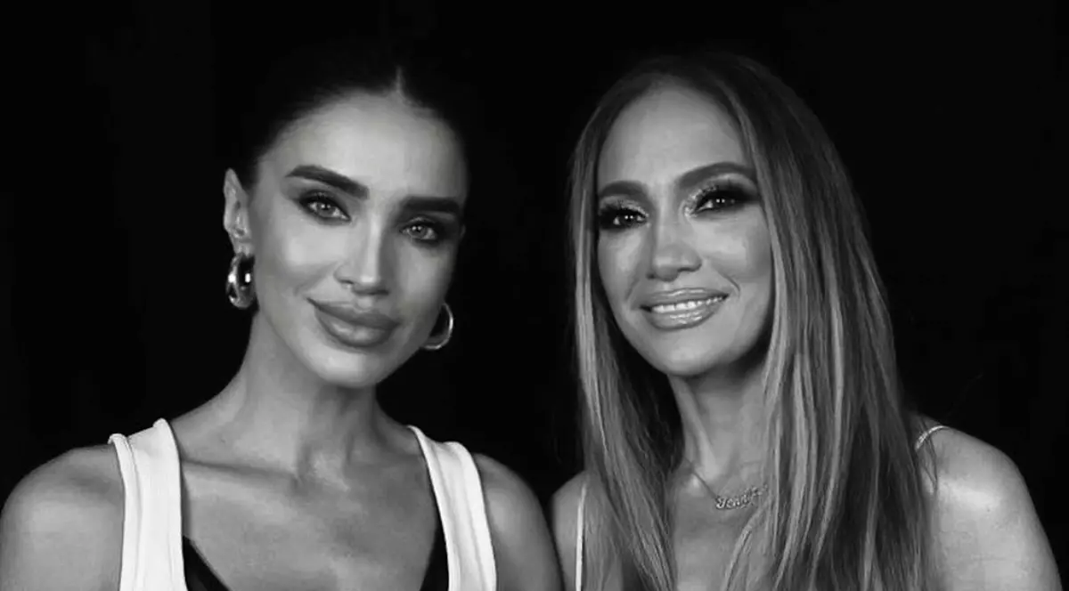 Adelina Pestrițu, criticată după ce a publicat o fotografie alături de Jennifer Lopez: „E fake…ai făcut poza asta cu inteligența artificială”. Răspunsul ei