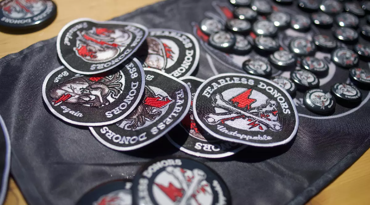 Multe stickere pe o bancă de lemn