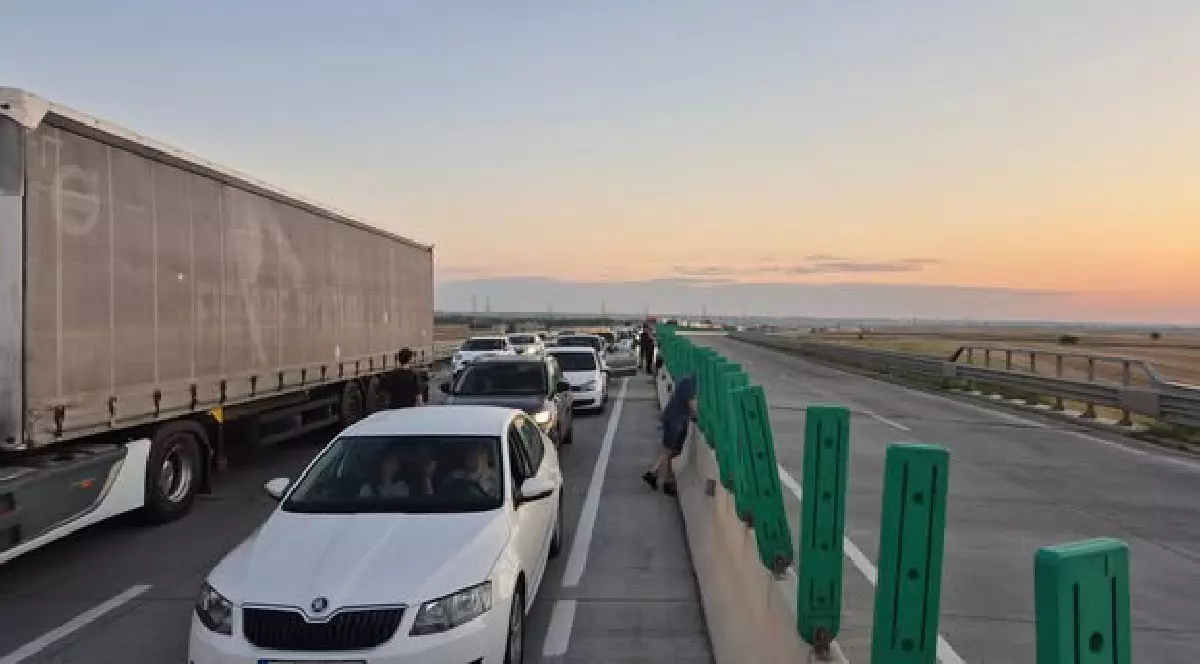 Mașini care stau la coadă, la primele ore ale dimineții, în vama Giurgiu Ruse - 2 august 2025