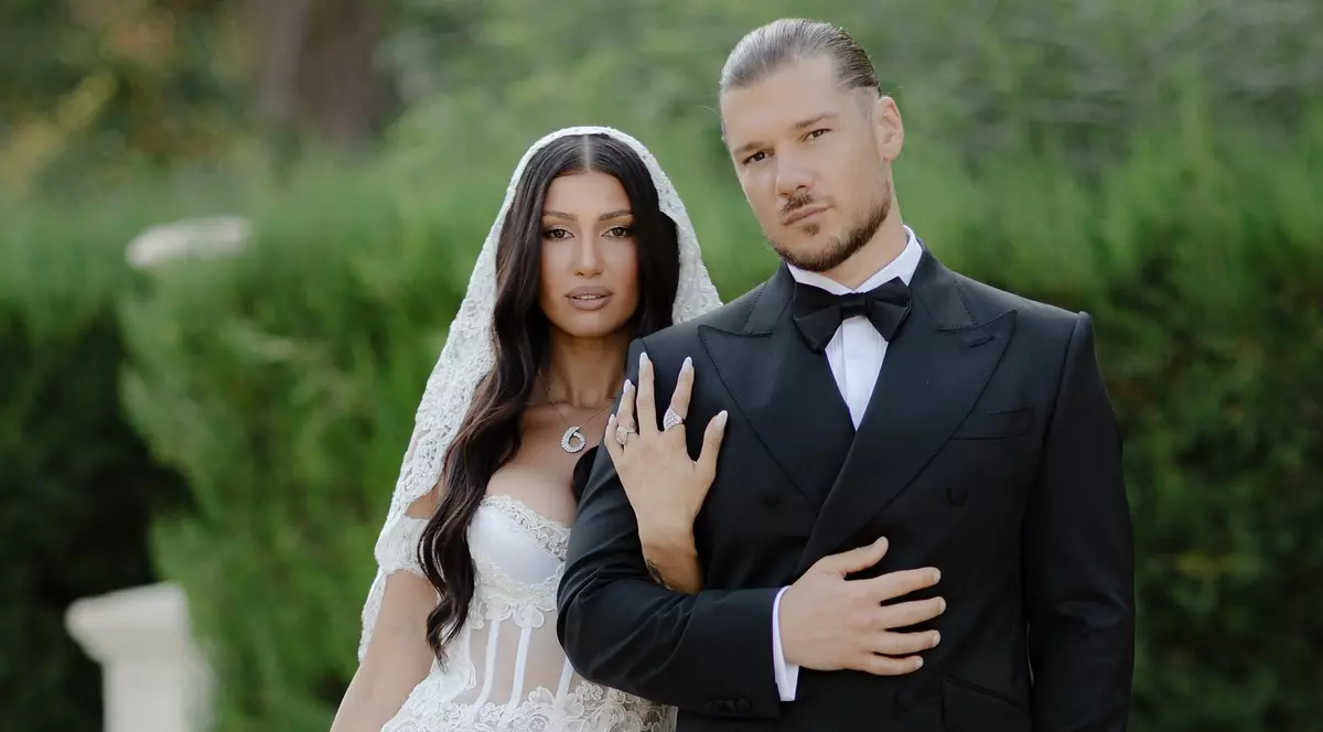 Alina Eremia și Eduard Barbu s-au căsătorit după 8 ani de relație. Artista a purtat în ziua nunții două rochii de mireasă spectaculoase