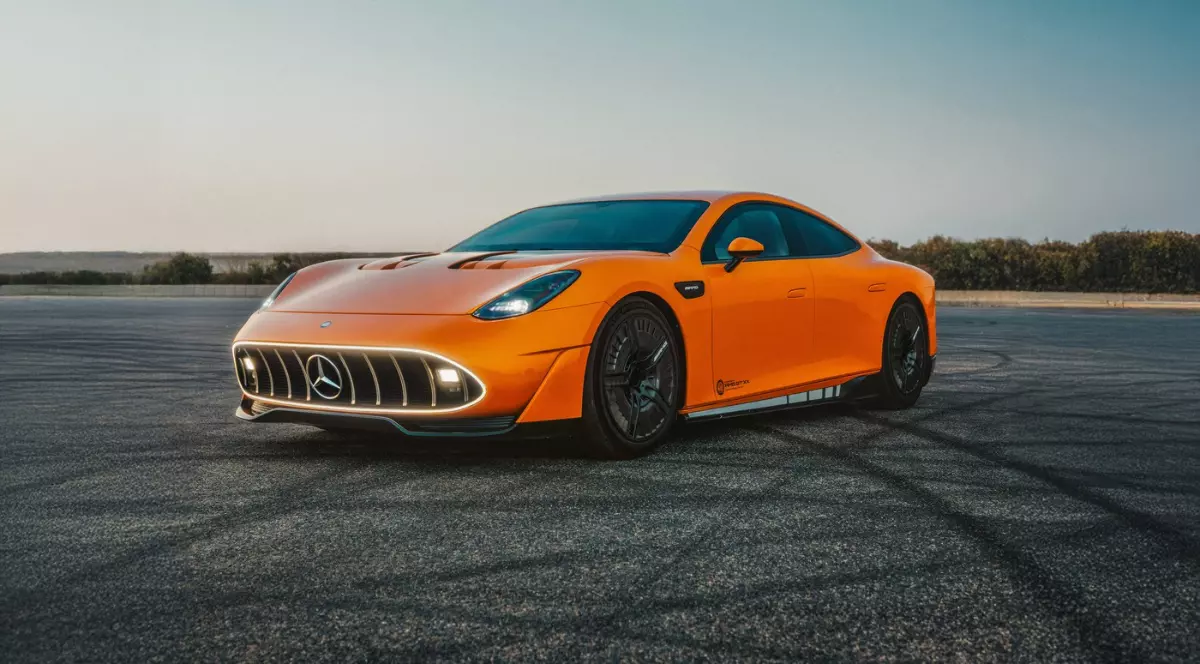 O mașină AMG GT XX de culoare portocalie