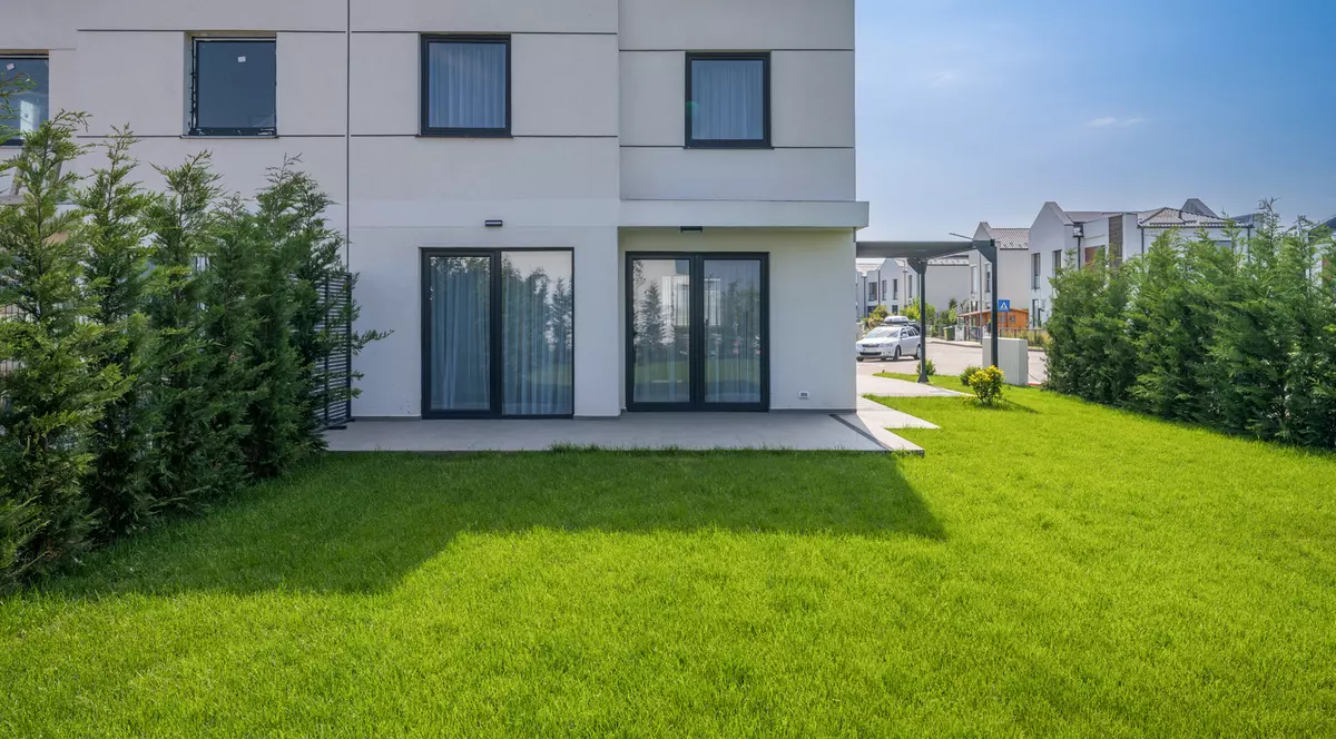 Casa pe 2 etaje cu acoperis plat, alba si cu spatiu verde mare in curte, Triple Living