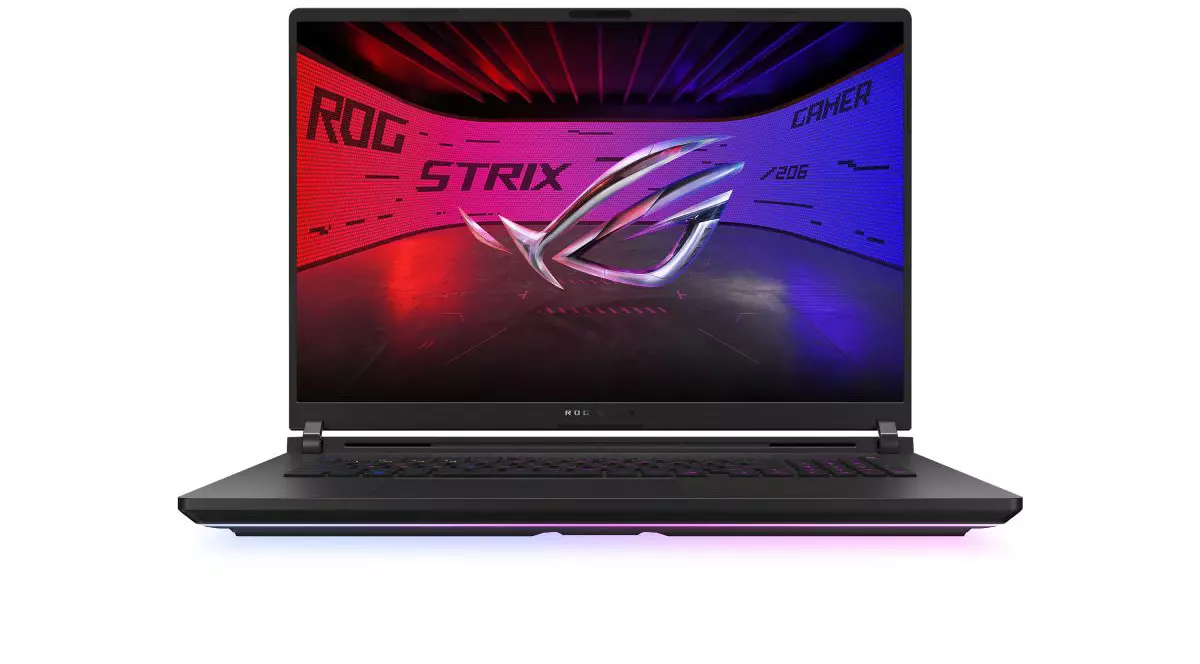 Poză frontală cu laptopul ASUS ROG Strix Scar 18 așezat în poziție de lucru.