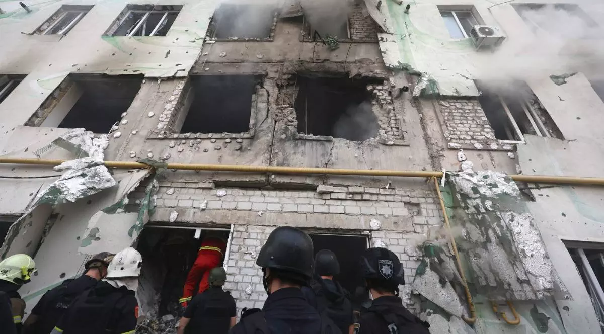 O clădire rezidențială din Harkov, imediat după atacul major cu drone al Rusiei, pereții imobilului s-au dărâmat, iar pompierii caută supraviețuitorii printre dărâmături