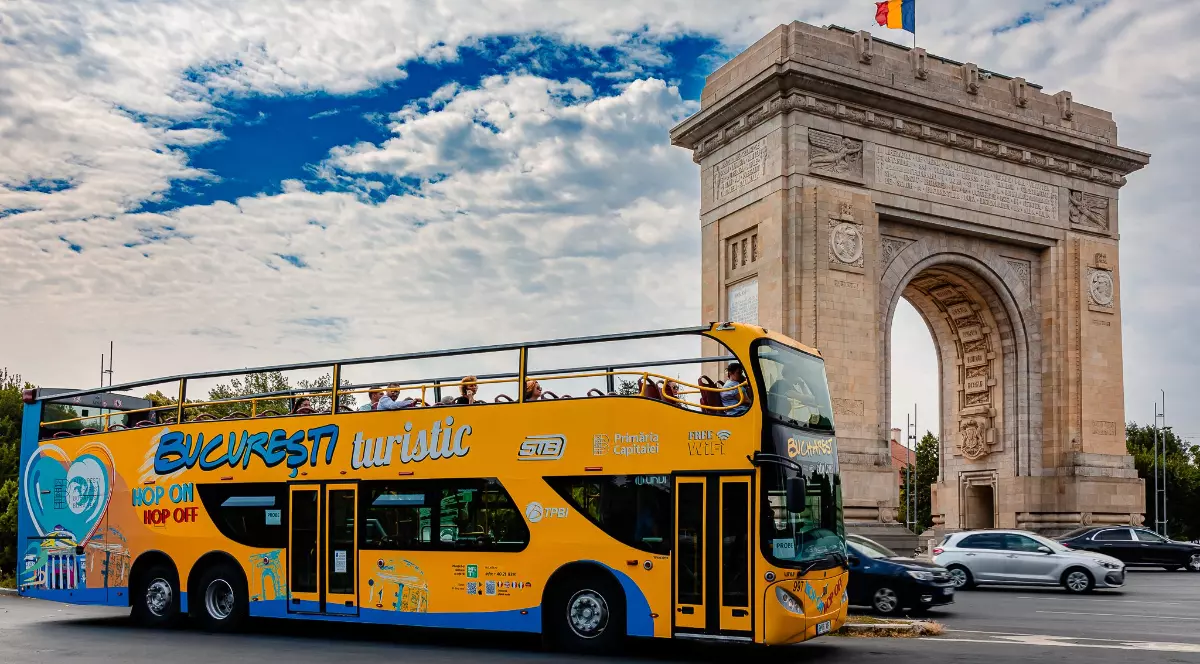 Autobuzele turistice ale Bucureștiului revin pe traseu după doi ani de blocaje și pierderi financiare. Cât costă un tur al Capitalei