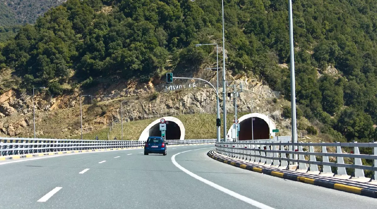 O mașina care circula pe autostrada E 90 din Grecia