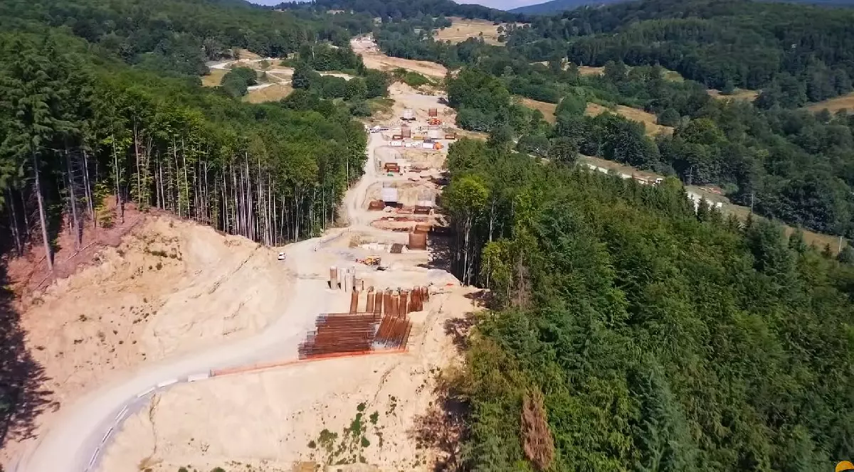 Santierul autostrazii Sibiu-Pitești, prin pădure