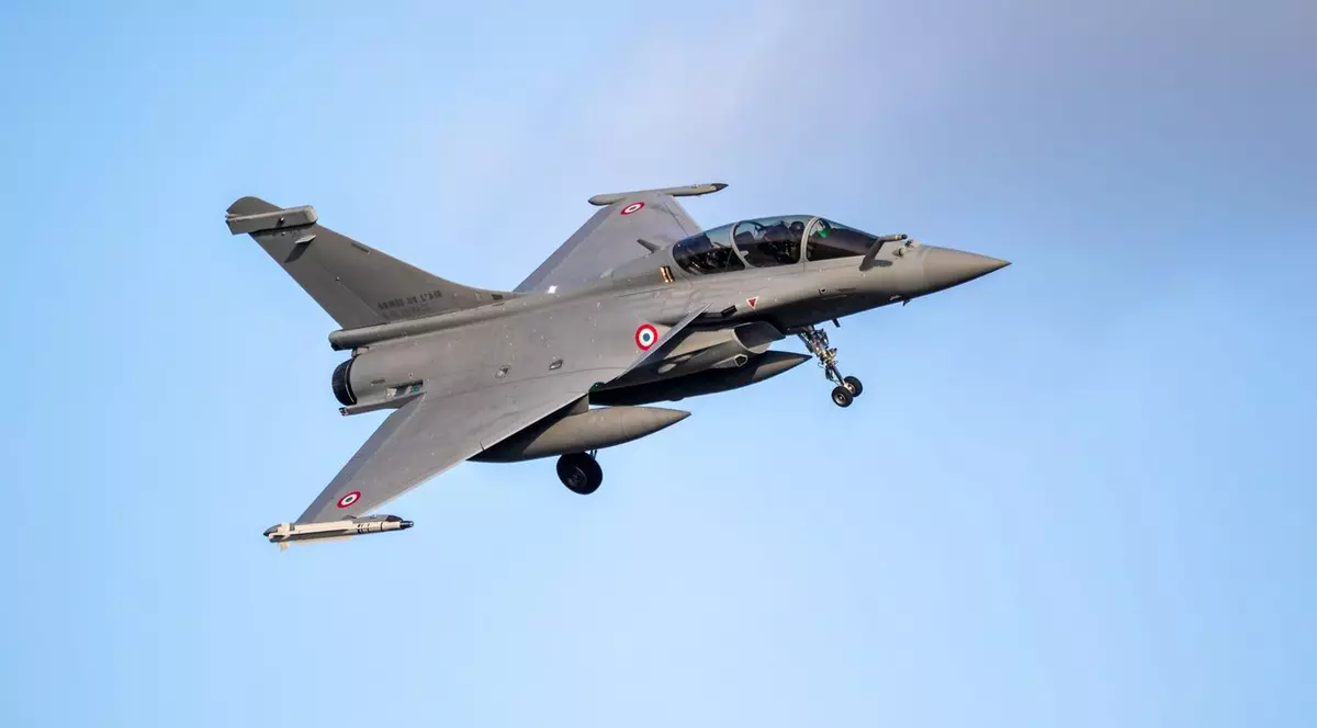 Avionul de vânătoare Dassault Rafale B al Forțelor Aeriene Franceze sosind la baza aeriană Leeuwarden în timpul exercițiului NATO Ramstein Flag. Avionul, cu o vopsea maronie, poarta doua rachete sub aripi