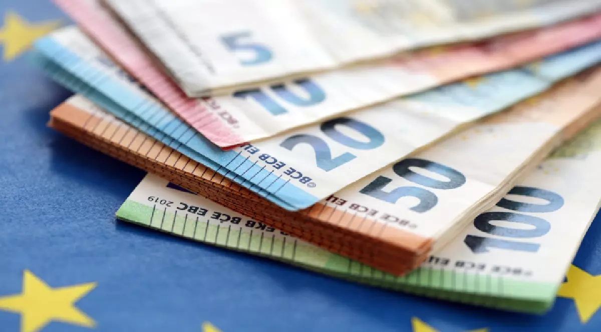 Bancnote de euro pe steagul albastru al Uniunii Europene