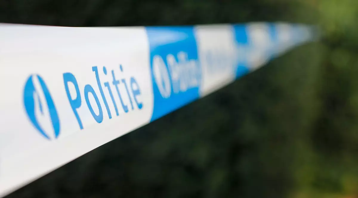 Imagine cu o bandă de delimitare a unei zone. Aceasta are culoarea albă și scrie „Politie” cu albastru