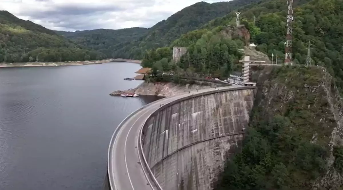 Hidroelectrica începe vineri, 1 august 2025, procesul de golire controlată a acumulării Vidraru, aceasta fiind prima golire completă a barajului din 1974 încoace