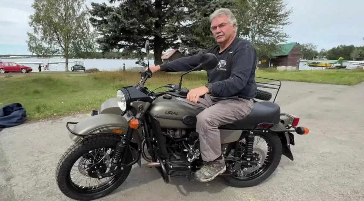 Imagine cu bărbatul din Alaska pe motocicleta Ural primită de la Vladimir Putin