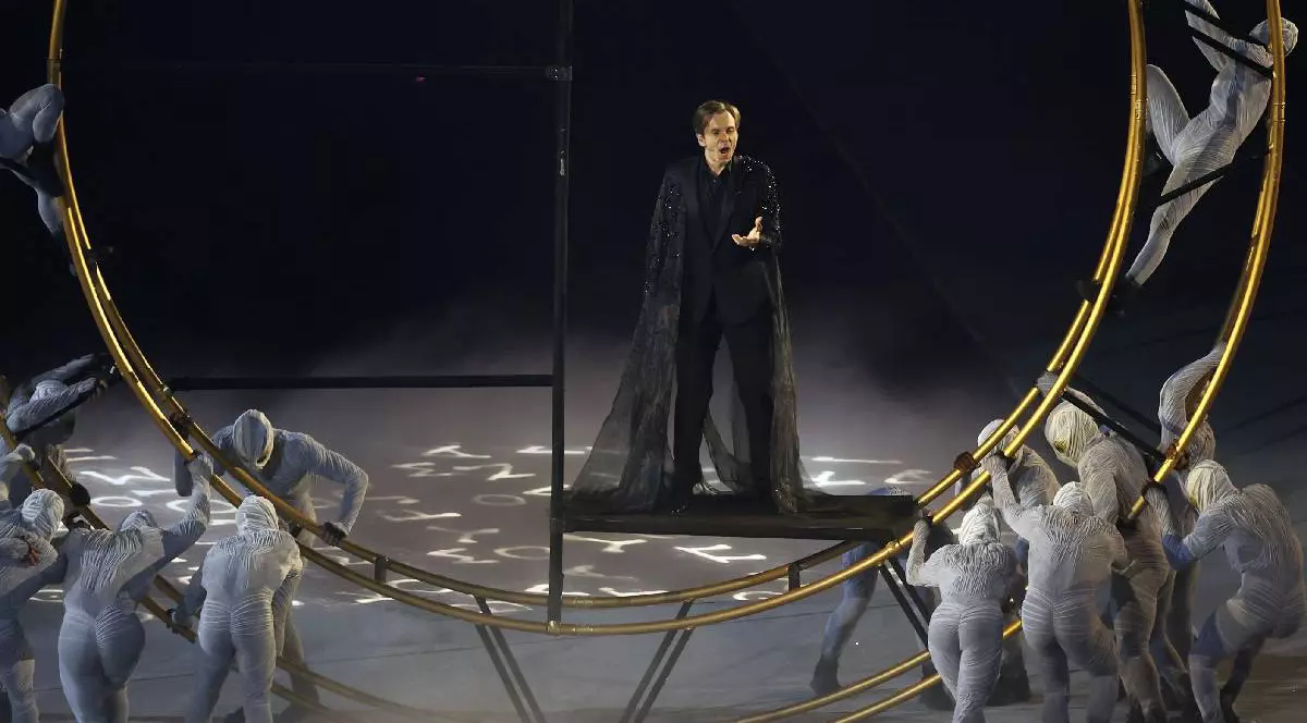 Cântărețul Benjamin Bernheim susține un concert pe Stade de France în timpul ceremoniei de închidere a Jocurilor Olimpice de la Paris din 2024.