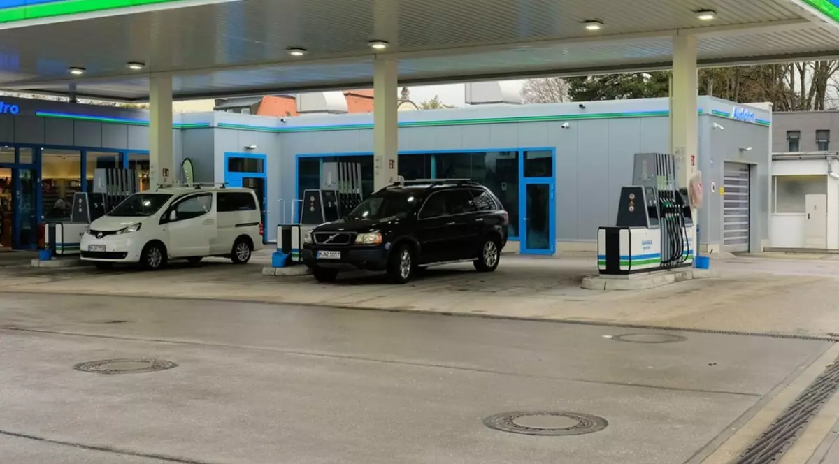 Două mașini la o benzinărie din Bavaria, Germania