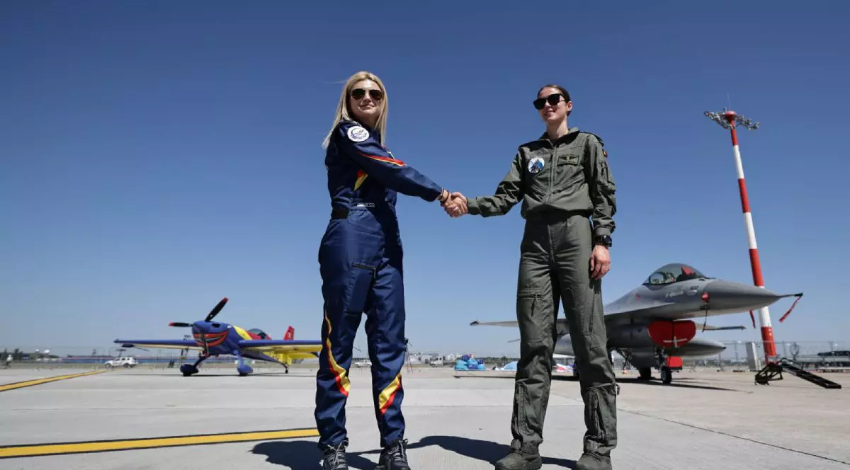 Andreea Bănesaru (stânga) și Bianca Botaș (dreapta), în fața avioanelor lor, pe Aeroportul Băneasa la BIAS 2025.
