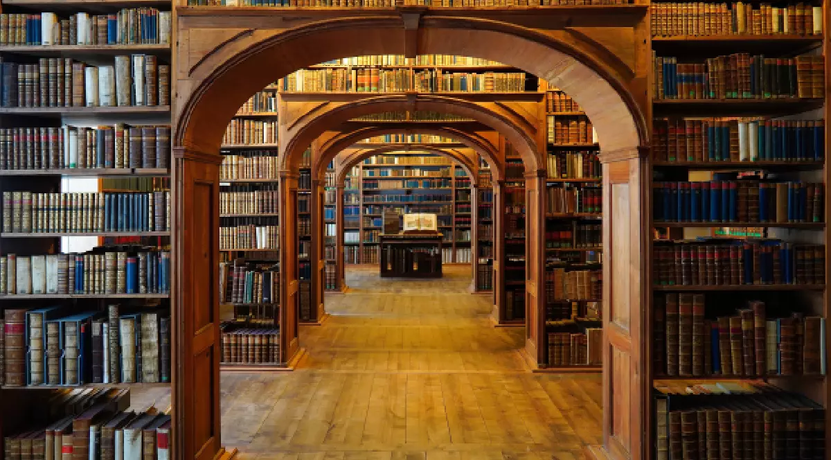 O bibliotecă veche cu multe cărți pe rafturi