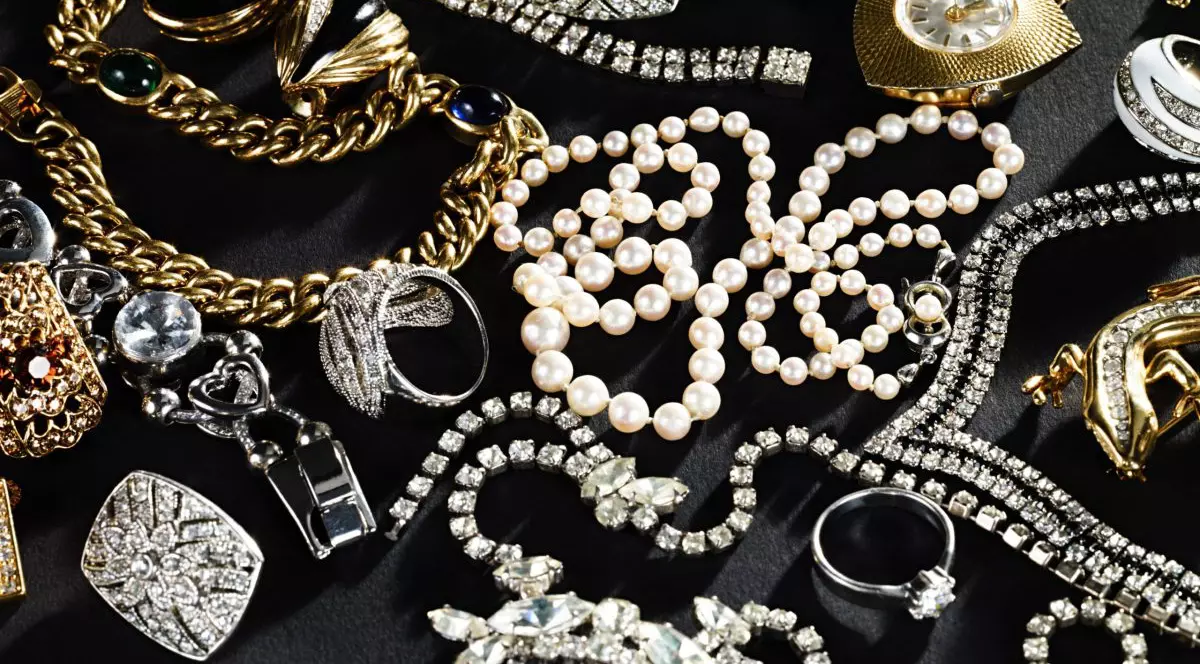 Bijuterii puse pe o masă.