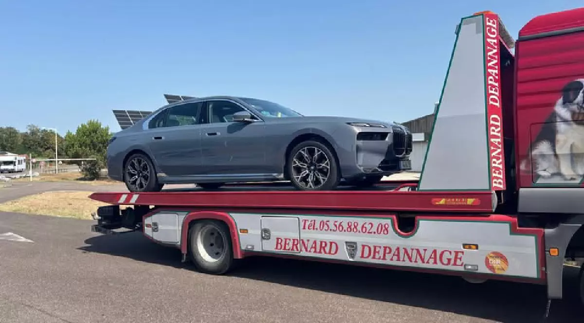 Un BMW de culoare gri pe platforma unei masini de tractare din Franta