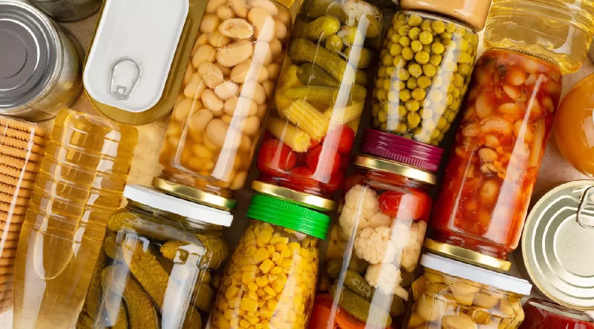 Alimente de urgență: borcane cu murături, sticle, conserve