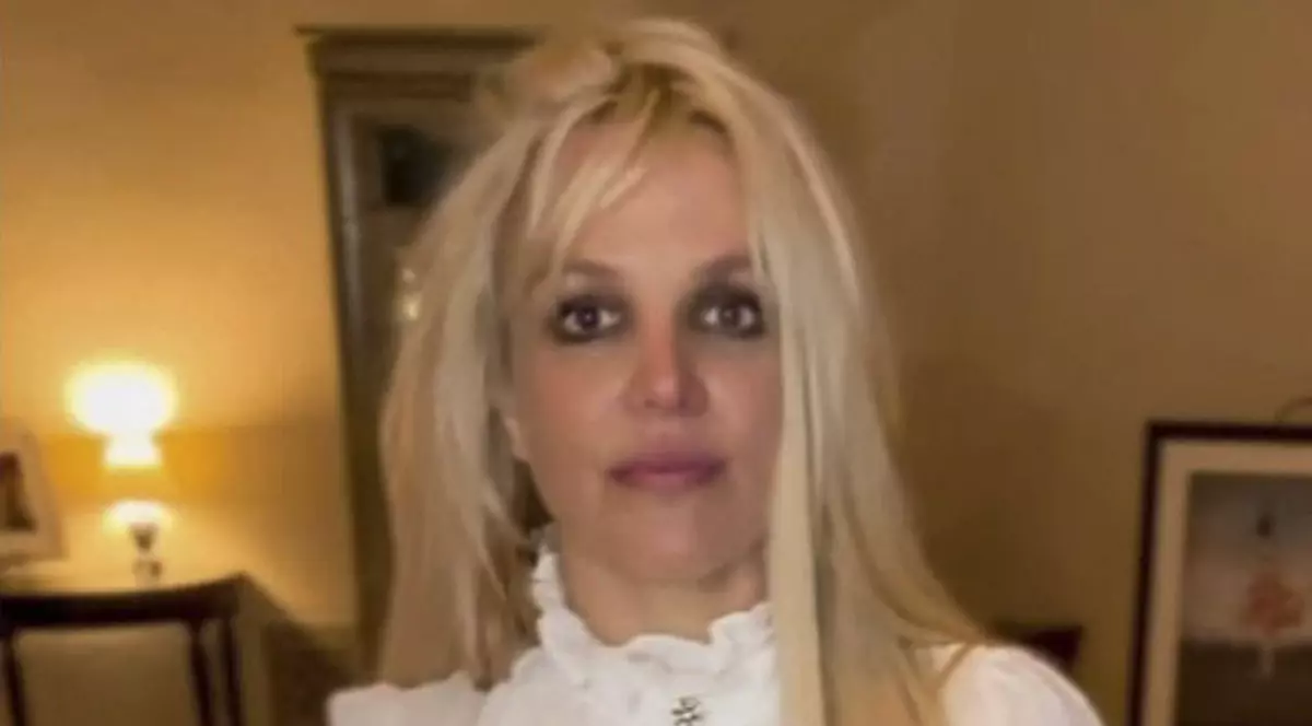 Britney Spears a pozat complet goală și încălțată cu cizme înalte. Apariția vedetei i-a șocat pe fani, care sunt îngrijorați pentru ea