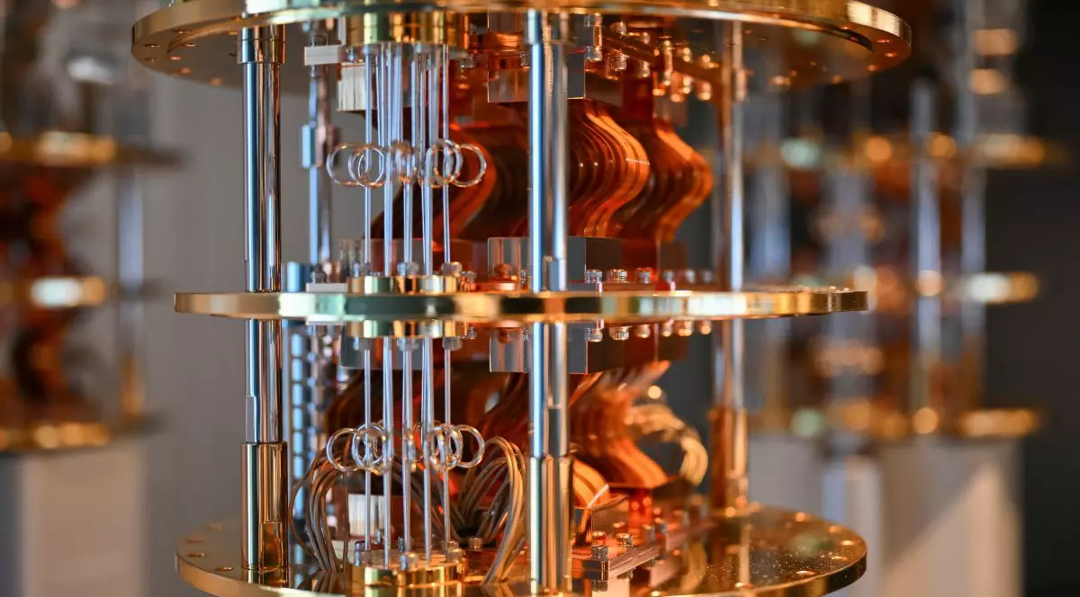 Sistem de calcul coantic de culoarea alamei cu plăci de argint.