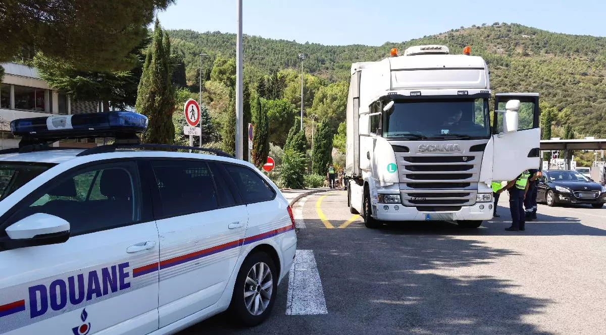 O mașină a vameșilor și un camion oprit pentru un control