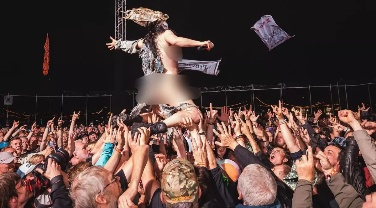 femeie dezbracată, purtată de public în timpul unui concert de rock din Râșnov