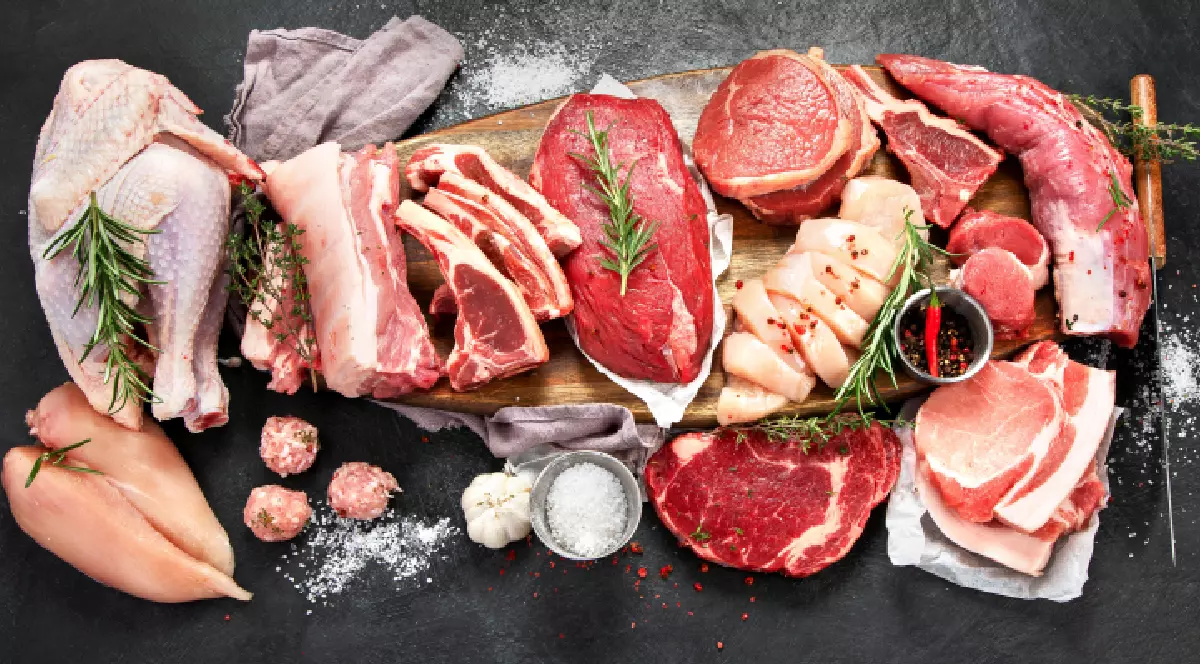 Diferite tipuri de carne crudă - vită, porc, miel, pui