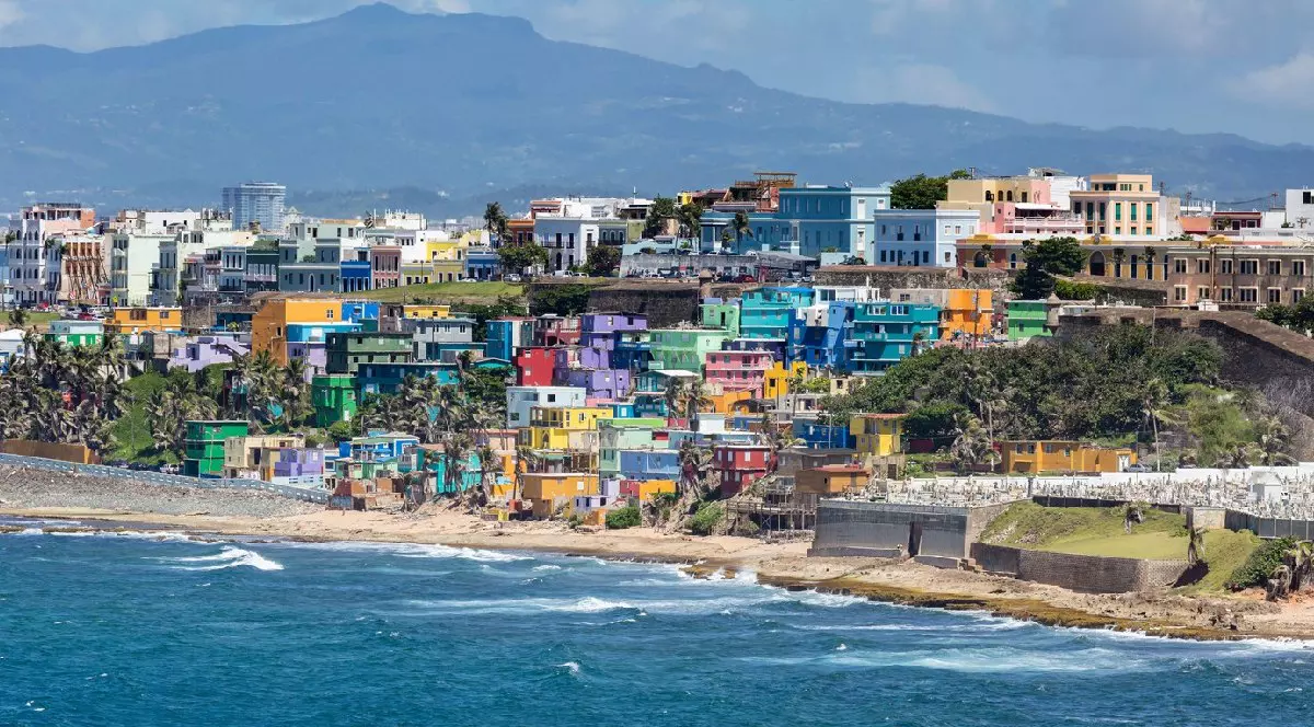 Comunitatea La Perla, plină de culoare, situată de-a lungul coastei Atlanticului în vechiul San Juan, Puerto Rico. - 2018
