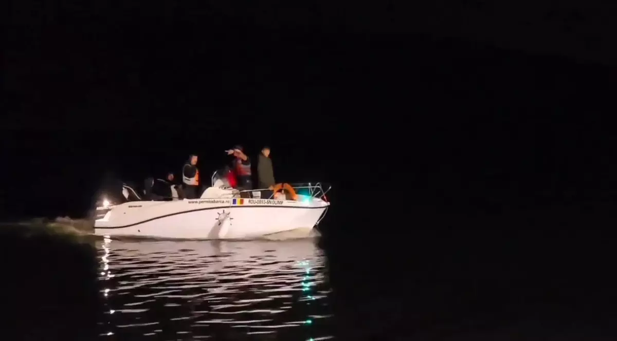 Imagine de la acțiunile de căutare din timpul nopții pe lacul Snagov