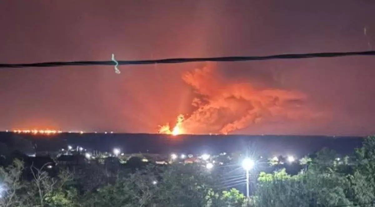 cerul nopții luminat în roșu în timpul unui atac rusesc cu drone în portul ucrainean Izmail. explozia uneia dintre drone este văzută și fotografiată din Tulcea