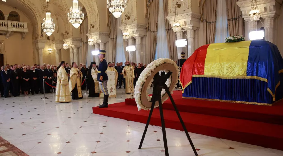 Un sobor de preoți n fața sicriului învăluit în drapel al lui Ion Iliescu, Sala Unirii, Palatul Cotroceni, 6 august 2025