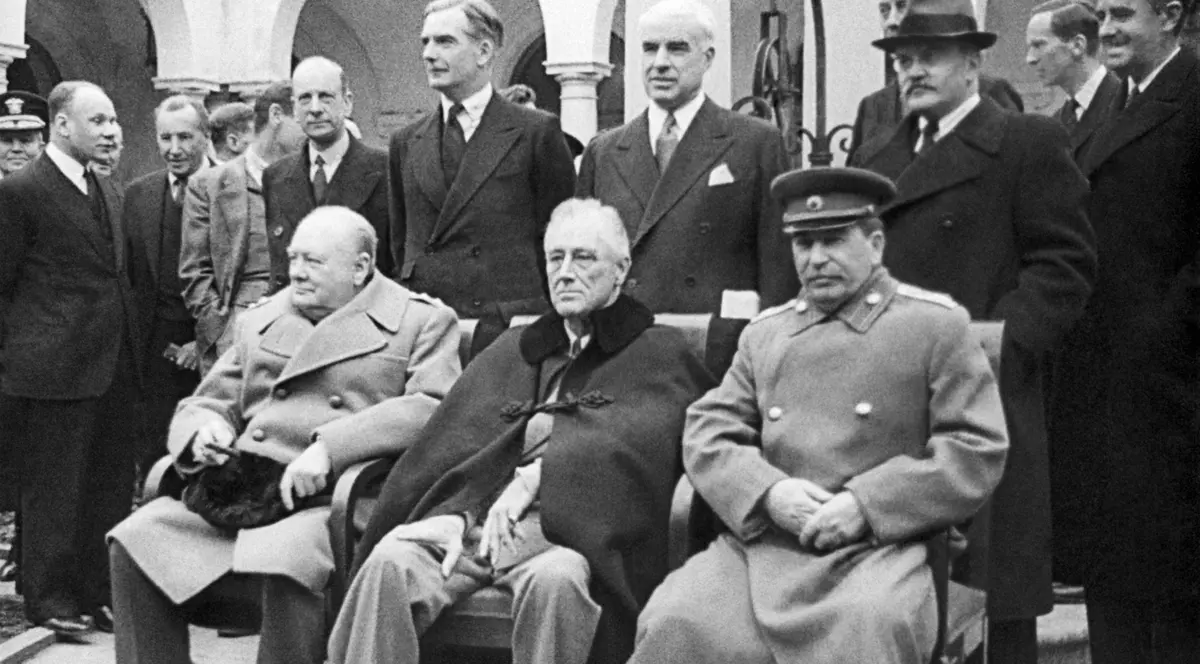 Conferința de la Ialta. Winston Churchill (pe scaun dreapta), alături de Franklin Roosevelt (centru) și Stalin (stânga). Imagine cu caracter ilustrativ Foto: Hepta