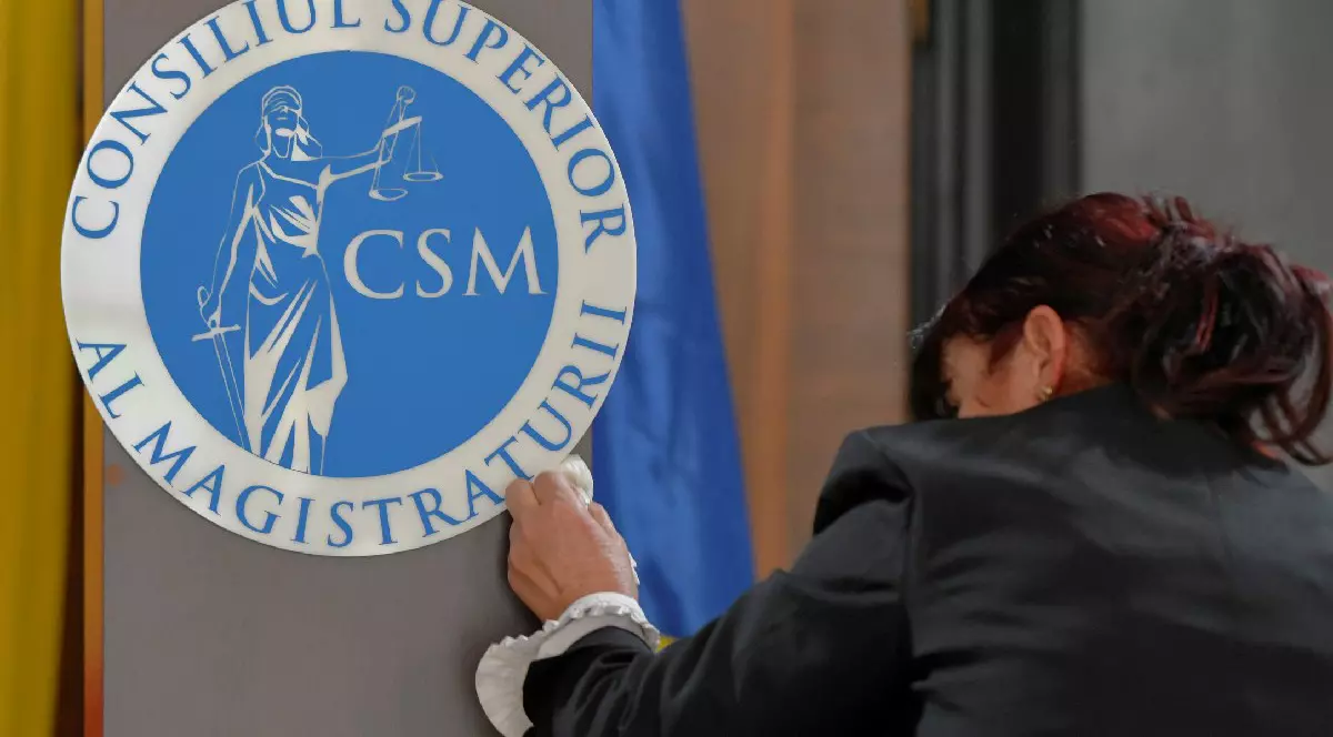 O persoana sterge cu un servetel pupitrul pregatit pentru declaratii de presa la finalul sedintei de constituire a Consiliului Superior al Magistraturii, la sediul Facultatii de Drept, in Bucuresti, joi 5 ianuarie 2023.