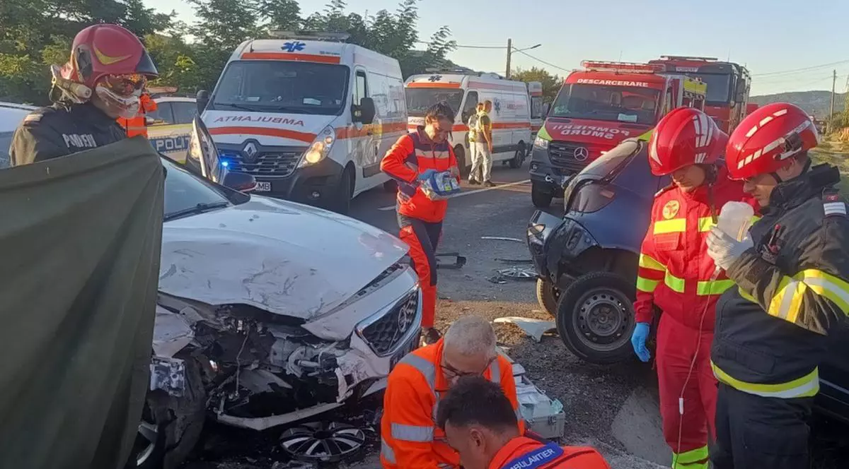 Imagine de la un accident rutier din Bujoreni, unde un pompier SMURD ține în mână o sticlă de ser fiziologic, Vâlcea, 27 august 2025