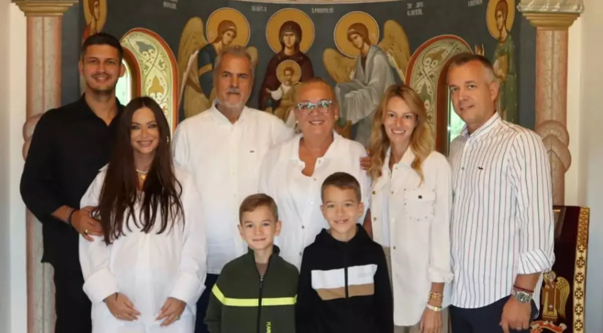 Adrian Năstase, bunic pentru a treia oară. Corina și Mihnea au devenit părinții unui băiețel, căruia i-au ales un nume special