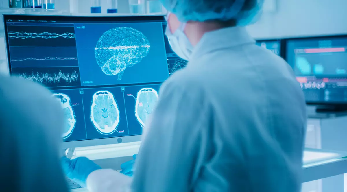 Oamenii de știință care studiază modelele de scanare a undelor cerebrale și secvențele ADN.