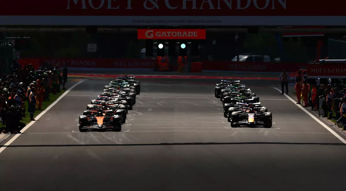 20 de mașini de formula 1 iau startul în cursă