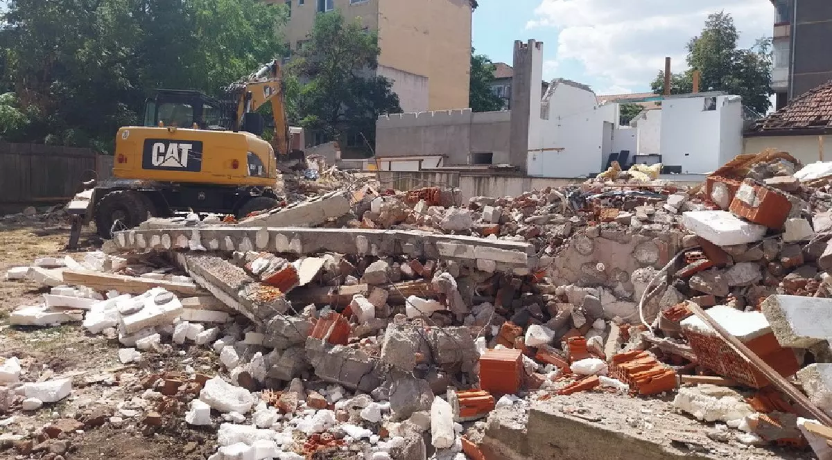 Un excavator demolează o casă din Oradea - August 2025