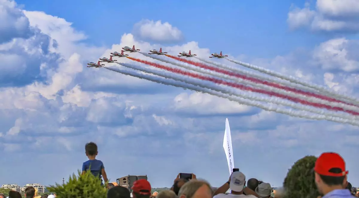 Demonstrație pe cer cu șase avioane și noi de fum colorați, publicul admiră spectacolul de la sol