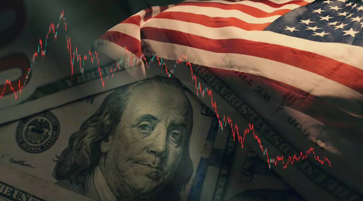 Un colaj cu dolari americani și steagul SUA, așezat peste bancnote